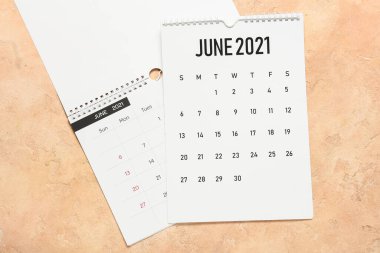 Renk arkaplanındaki kağıt takvimlerini döndür