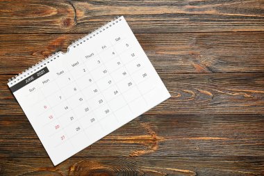 Tahta arkaplanda kağıt takvimi çevir