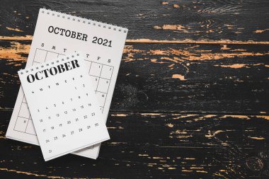 Koyu ahşap arkaplanda kağıt takvimleri çevirName