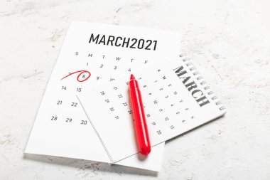 Kağıt takvimlerini ve ışık arkaplanındaki işaretleyiciyi çevir