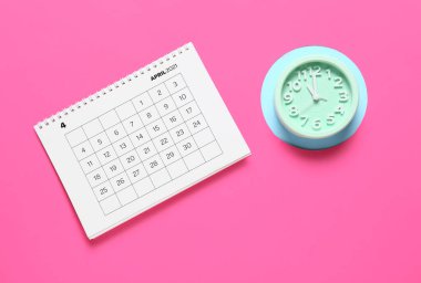 Kağıt takvimi ve alarm saatini renk arkaplanına çevir