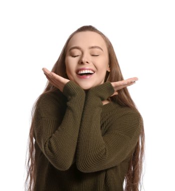 Beyaz arka planda güzel genç bir kadın