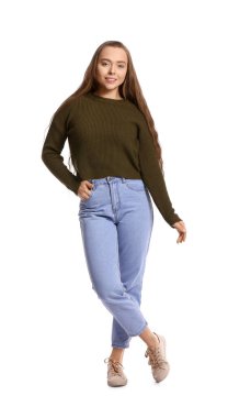 Beyaz arka planda güzel genç bir kadın