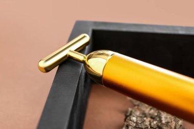 Renk arkaplanında dekoru olan yüz masajı aracı, yakın plan