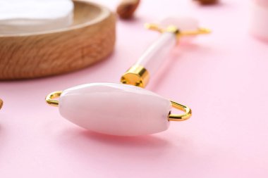 Renk arkaplanı üzerine yüz masajı aracı, yakın plan