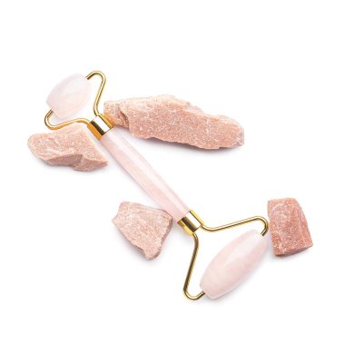 Beyaz arkaplanda yüz masajı aracı ve tereyağı