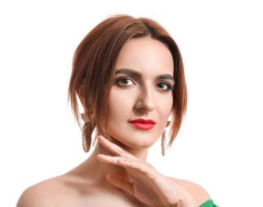 Beyaz arka planda güzel genç bir kadın