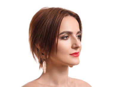 Beyaz arka planda güzel genç bir kadın