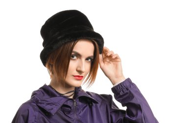 Beyaz arka planda şık şapkalı güzel bir kadın.