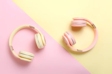 Renkli arka planda modern kulaklıklar
