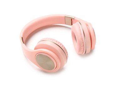 Beyaz arka planda modern kulaklıklar