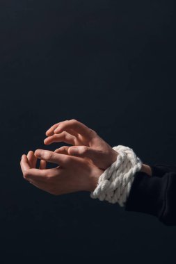 Kadın rehine, elleri bağlı, karanlık bir geçmişi var, yakın plan.