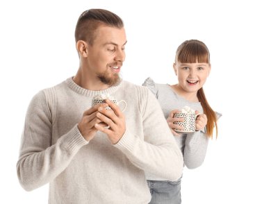 Beyaz arka planda sıcak kakaolu mutlu kız ve baba.