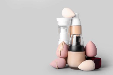 Temelli makyaj süngerleri ve açık arkaplanda dekorasyon