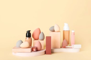 Renk arkaplan üzerine makyaj süngerleri ve temeli olan kompozisyon