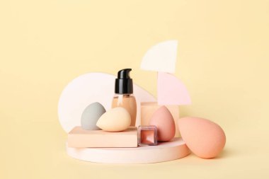 Temelli makyaj süngerleri ve renk arkaplanındaki dekorlar