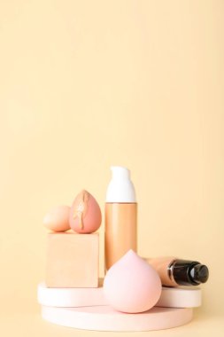 Temelli makyaj süngerleri ve renk arkaplanındaki dekorlar