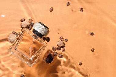 Renkli arka planda bir şişe parfüm, kahve çekirdeği ve ceviz.