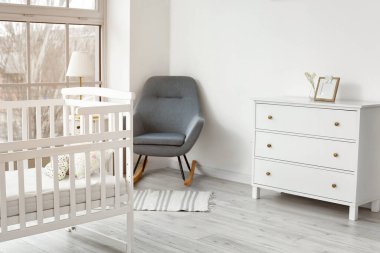 Rahat koltuklu şık bir çocuk odası.