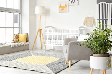 Rahat yatağı olan şık bir çocuk odası.