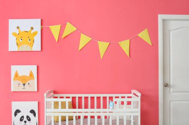 Rahat yatağı olan şık bir çocuk odası.