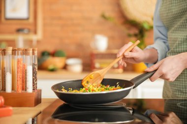 Mutfakta sebzeli pilav pişiren kadın, yakın plan.