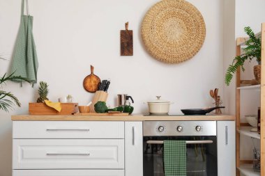 Modern mutfağın iç mimarisi.