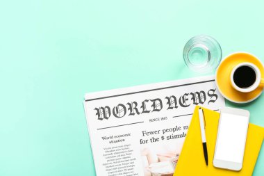 Renkli arka planda gazete ve cep telefonu kompozisyonu