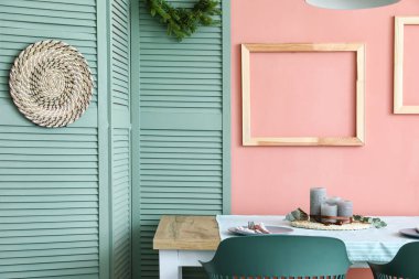 Yemek masası olan şık bir oda.