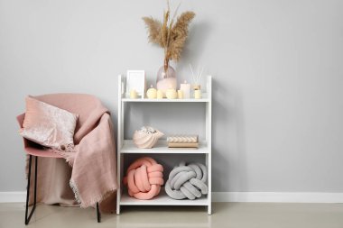 Modern raf ünitesi olan şık bir oturma odası.