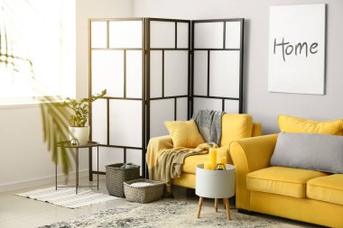 Rahat kanepesi olan şık bir oturma odası.