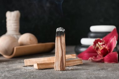 Palo Santo ve spa malzemeleri masada.