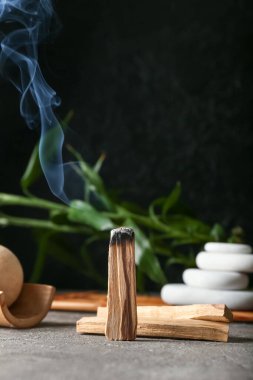 Palo Santo ve spa malzemeleri masada.