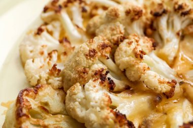 Lezzetli kızarmış karnabahar ve peynir, yakın plan.