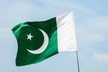 Mavi gökyüzüne karşı Pakistan bayrağı