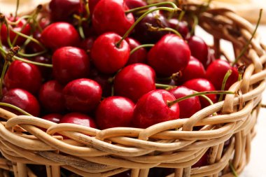 Lezzetli kirazlı hasır kase, yakın plan.