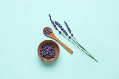 Renkli lavanta çiçekli kase ve kaşık