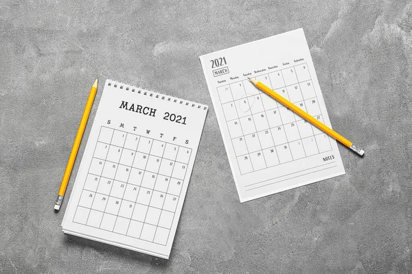 Flip Paper Calendars Pencils Grunge Background — Stock Photo, Image