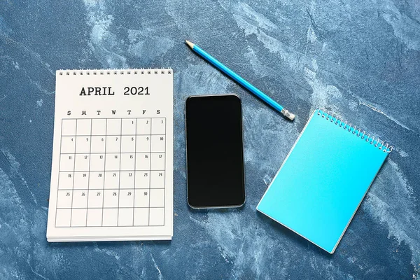 Vänd Papper Kalender Brevpapper Och Mobiltelefon Färg Bakgrund — Stockfoto