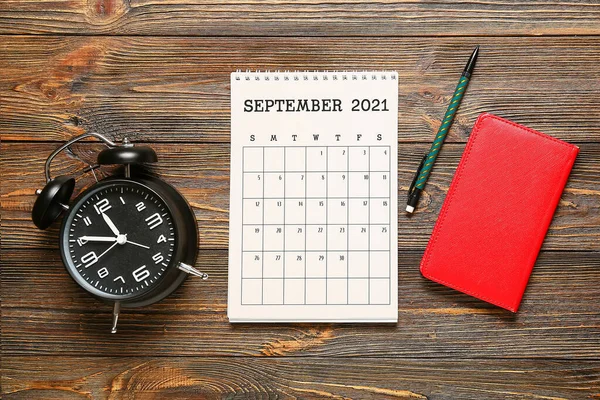 Flip Calendar Hârtie Ceas Deșteptător Creion Caiet Fundal Din Lemn — Fotografie, imagine de stoc