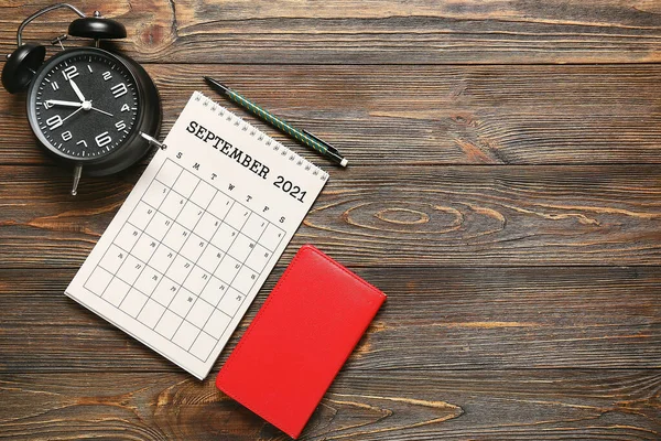 Flip Paper Calendar Alarm Clock Notebook Wooden Background — Stock Photo, Image