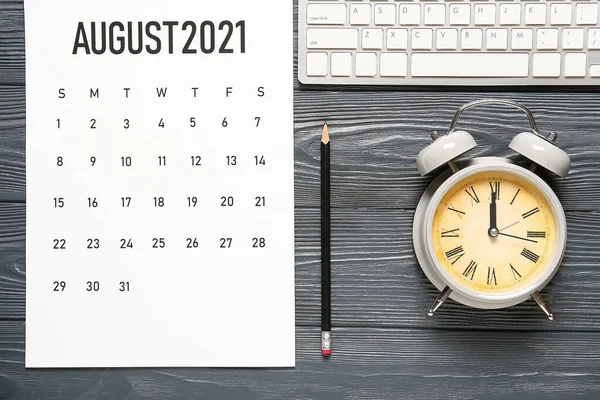 Flip Calendar Hârtie Ceas Deșteptător Tastatură Creion Fundal Din Lemn — Fotografie, imagine de stoc