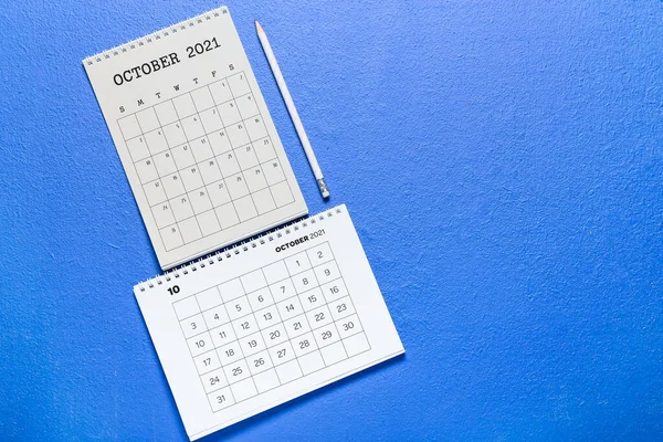 Kalendarze Flip Papieru Ołówek Tle Koloru — Zdjęcie stockowe