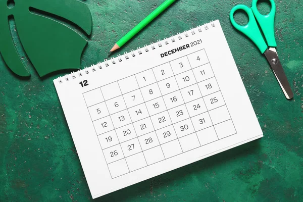 Flip Calendario Papel Lápiz Tijeras Sobre Fondo Color — Foto de Stock