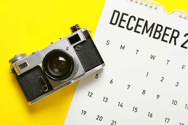 Voltear Calendario Papel Cámara Fotográfica Sobre Fondo Color —  Fotos de Stock