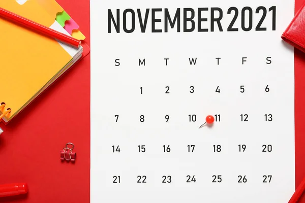 Flip Papier Kalender Und Papeterie Auf Farbigem Hintergrund Nahaufnahme — Stockfoto