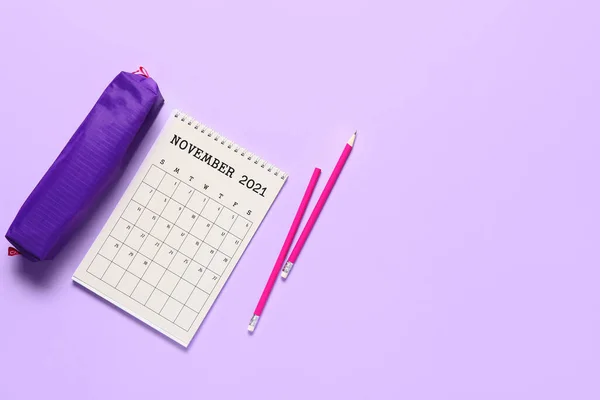 Překlopit Kalendář Papíru Tužky Pouzdra Barevném Pozadí — Stock fotografie