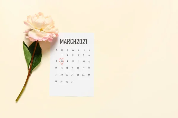 Flip Paper Kalender Mit Markiertem Datum Und Blume Auf Farbigem — Stockfoto