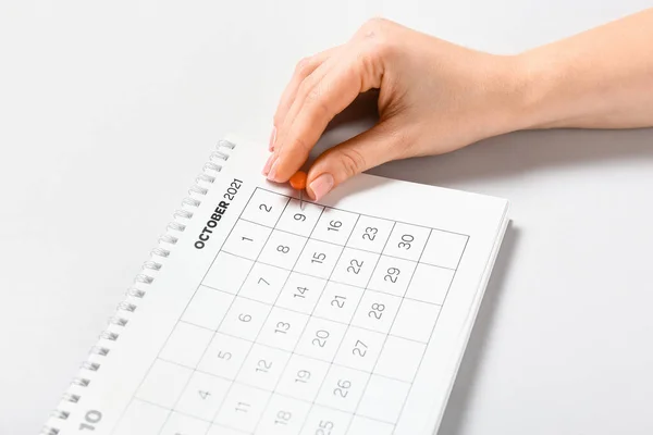 Mujer Marcando Fecha Calendario Sobre Fondo Claro Primer Plano — Foto de Stock