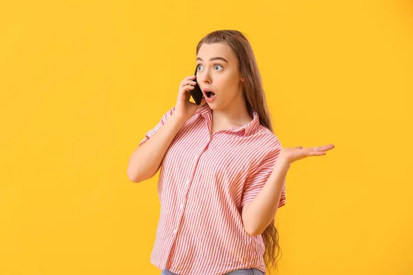 Shocked Young Woman Talking Mobile Phone Color Background — Stock Photo, Image